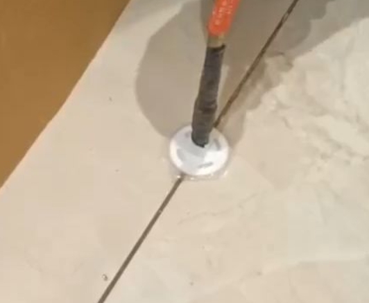 芜湖瓷砖空鼓维修公司专业解答瓷砖在铺贴过程中，如果没有涂抹均匀到位的粘结材料（如水泥砂浆或瓷砖胶），可能会导致以下问题