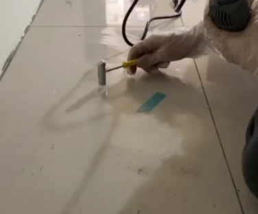 芜湖瓷砖开裂维修公司专业分享瓷砖在铺贴前如果没有沥干水分，将会导致以下问题